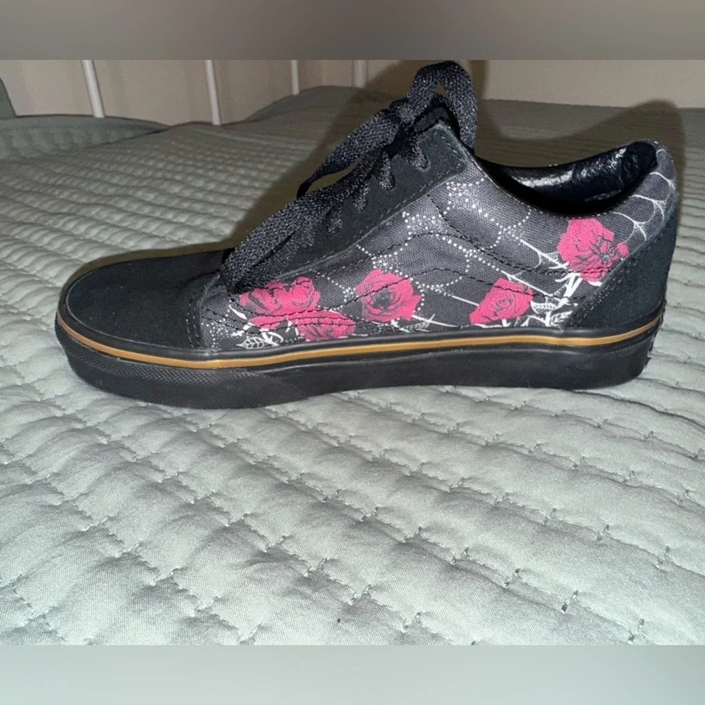 Vans Old Skool Black Spider Roses size 4 mens 5.5 women’s sneakersVGUC worn once